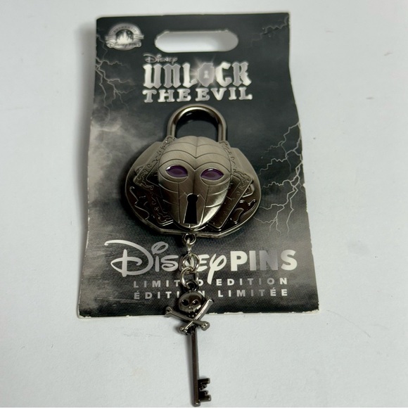 NWT. Disney Pin - Unlock The Evil Dr. Facilier. Dangling key from mask - Picture 2 of 7